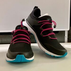 NWT Vionic London Women's Sneaker with Bungee Laces Black, hot pink
